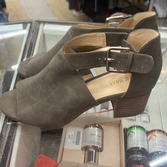 NINE WEST | Groovy Go dark taupe cut-out block heel peep toe heels - Picture 3 of 6